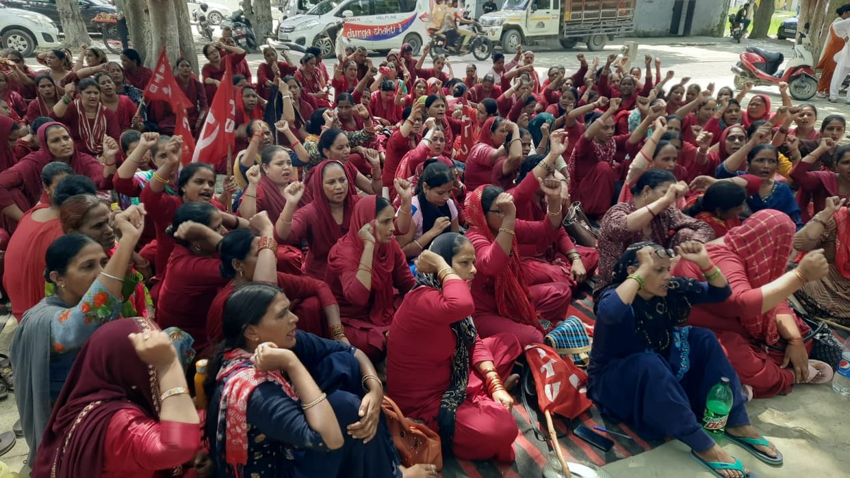 Asha took out a procession in the city, sloganeering