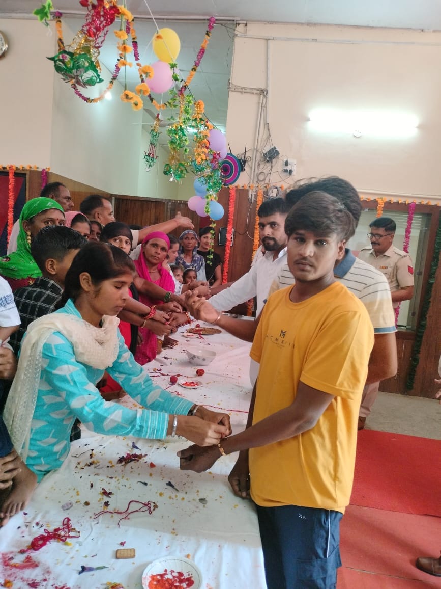 Sisters' eyes became moist while tying Rakhi to their jailed brother, they pledged not to commit crimes in future.