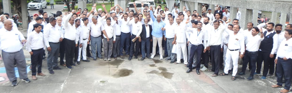 Advocates demonstrated against lathi charge in Hapur