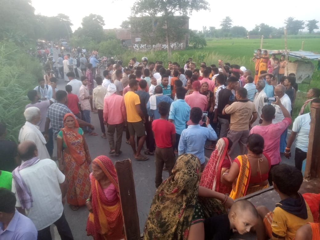 Person dies due to beating in dispute of transaction picketing by keeping dead body on main road