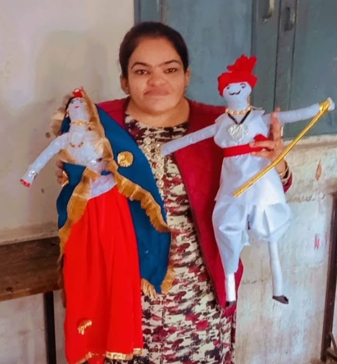 Disabled Anita is awakening the flame of education by showing puppet play.
