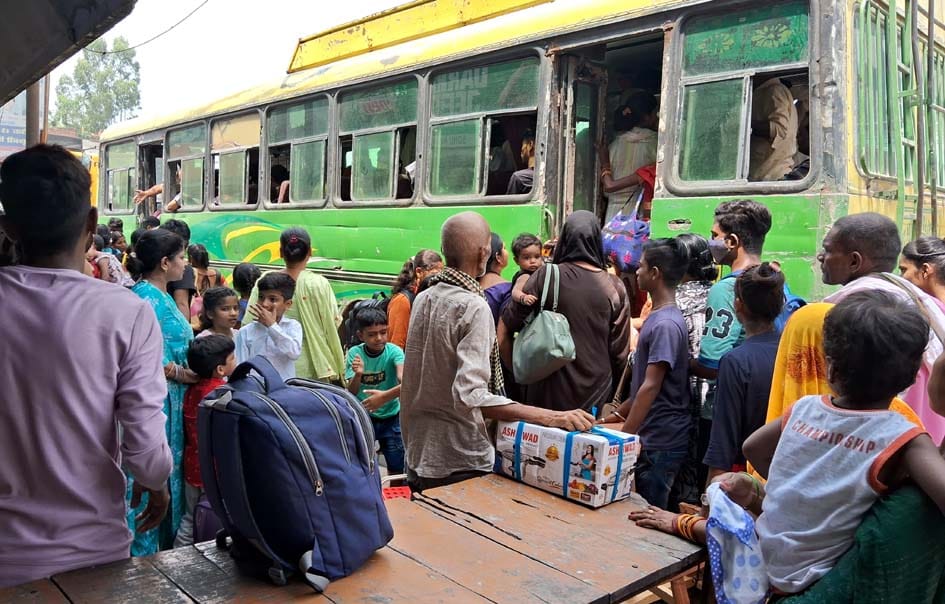 Crowd in buses and trains increased before Raksha Bandhan