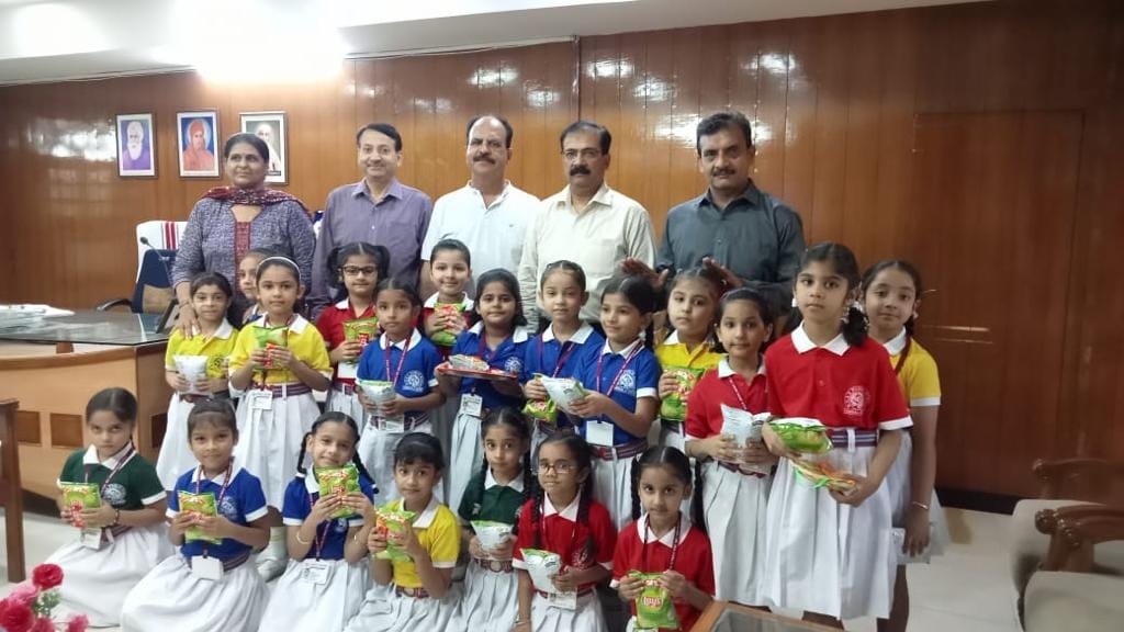 Muralidhar DAV Public School students filled Rakhi pictures with beautiful colors