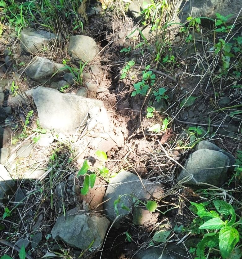 Cracks in 11 houses in Kuhata village of Ratwadi Panchayat