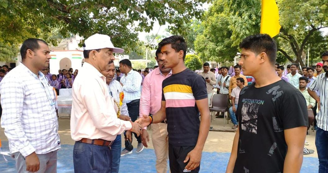 Manjhanpur division topped, Sirathu got second place