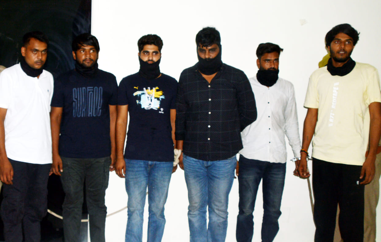 BA pass miscreants looted 23.41 lakhs from animal trader
