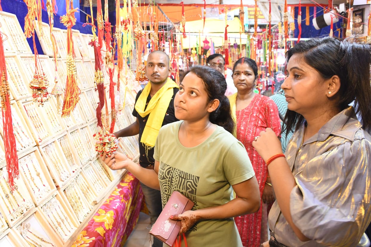 Today sisters will tie Rakhi to brothers