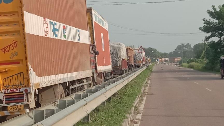 Trucks going to Nepal got jammed for 15 kilometers on Sonauli border