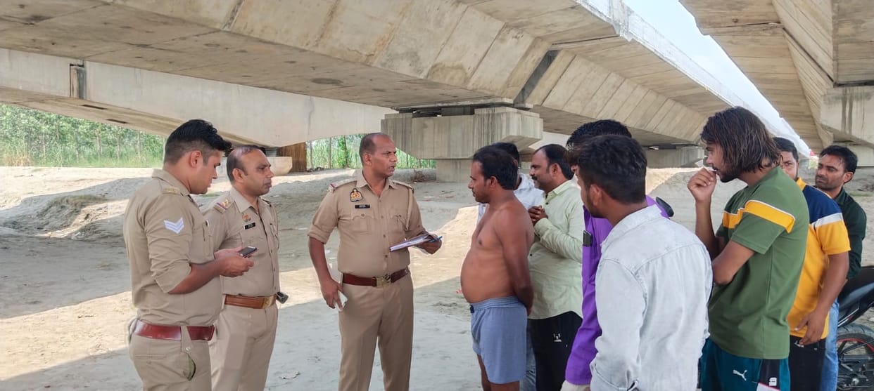 Search continues for uncle and nephew who drowned in Yamuna's pond