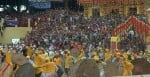 चंपावत के देवीधुरा में बगवाल के दौरान वार से बचने के लिए फर्रे का सहारा लेते बगवाली वीर। संवाद