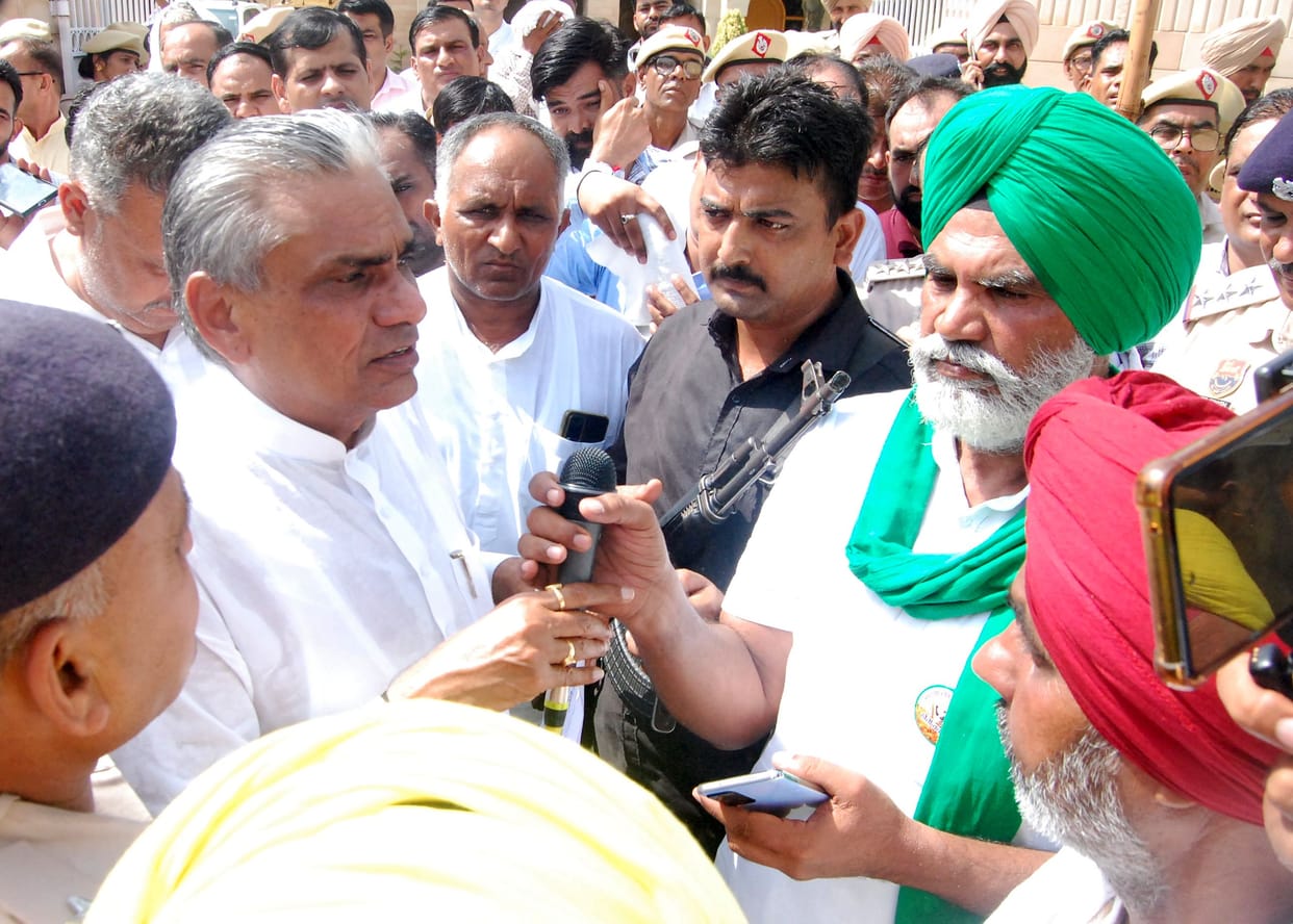 MLA Dudaram was surrounded by farmers' questions for 16 minutes.