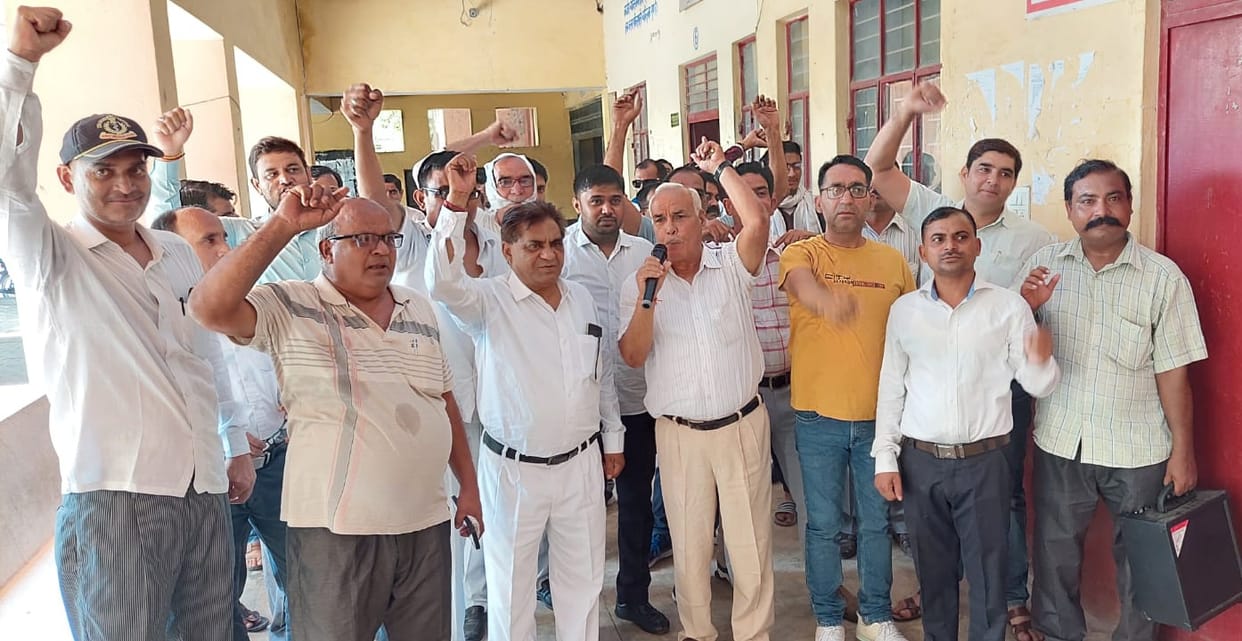 Advocates take out procession against lathicharge in Hapur