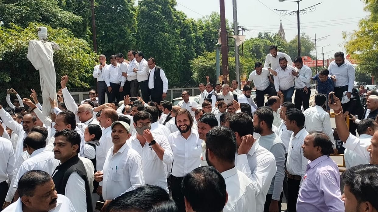 Fierce protest by lawyers against Hapur incident - jam