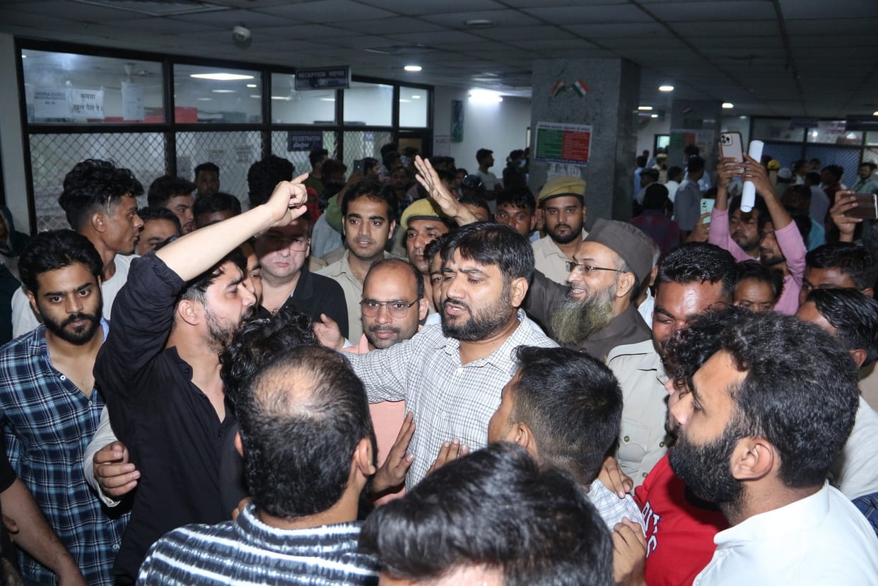 Paramedical staff sat on dharna, junior doctors went on strike