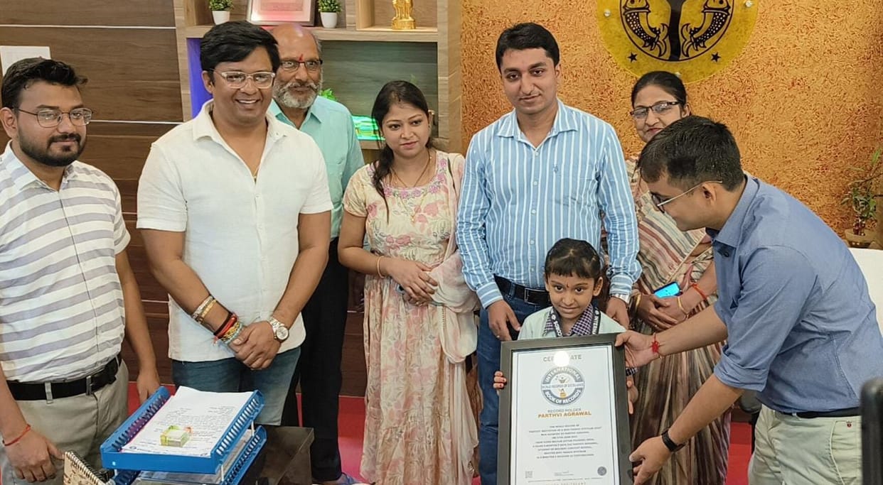 District Magistrate honored five year old Parthavi