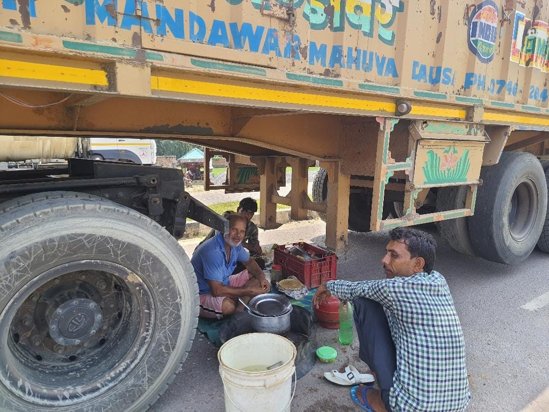 16 km jam on the outskirts, thousands of trucks stranded