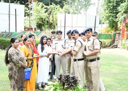 Sisters became emotional after tying rakhi to their brothers locked in district jail