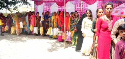 Buses crowded till noon, waiting for passengers later