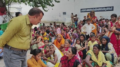 Wiped tears from the eyes of jailed brother and tied Rakhi with the promise of his release.