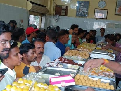 Brother licked 200 quintals of sweets on Rakshabandhan, chocolate-dryfruits also sold a lot