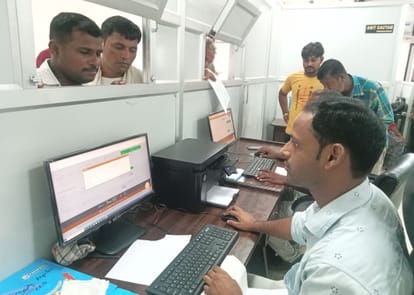 अपने परिवार पहचान पत्र की त्रुटियां ठीक करवाने पहुंचे लोग।