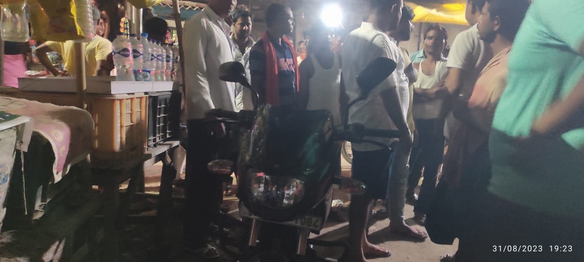 Inspector standing on the bike road was cutting the challan, on the opposition of the BJP leader