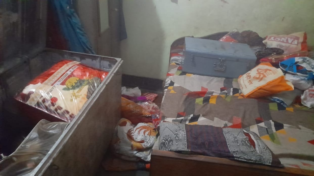 Thieves entered the house through the roof and took away goods