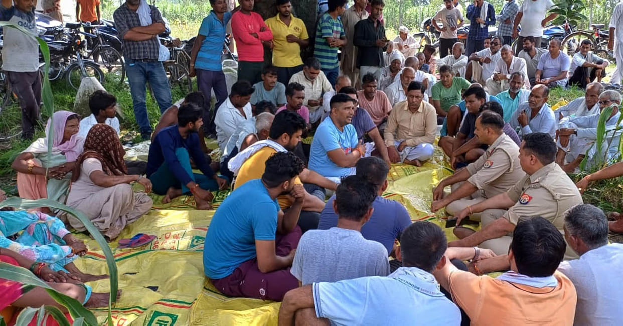 The villagers of Charthawal staged a sit-in with Bhakiyu leaders