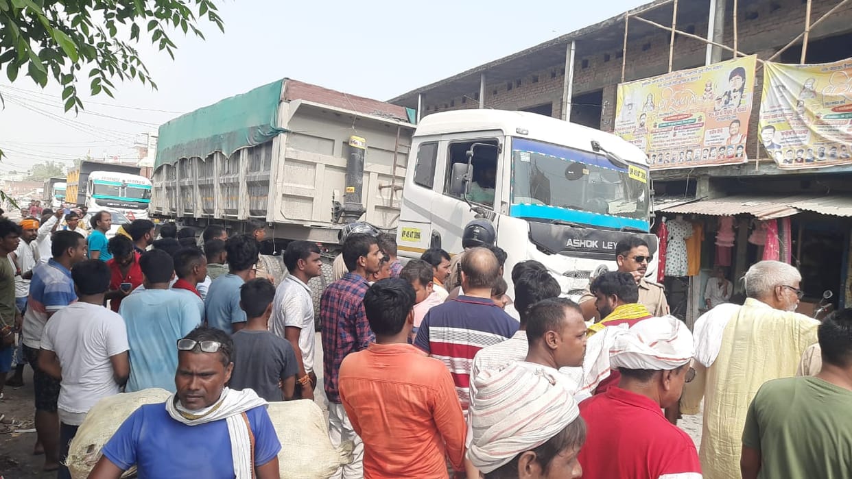 Traders stopped trucks carrying ash, blocked the road in Hesar for four hours