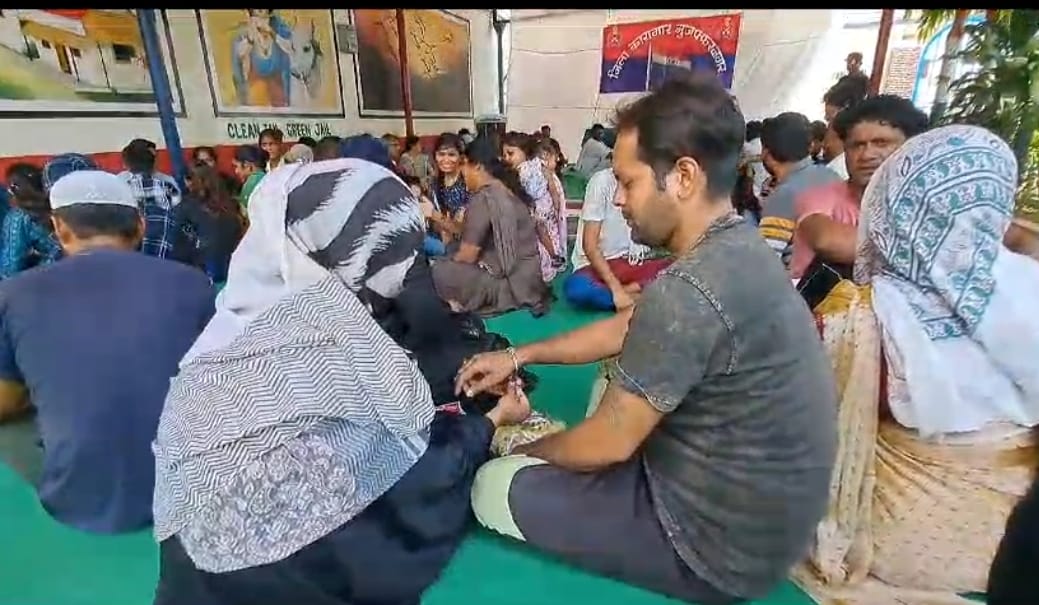 921 sisters came to tie rakhi to brothers lodged in Muzaffarnagar jail