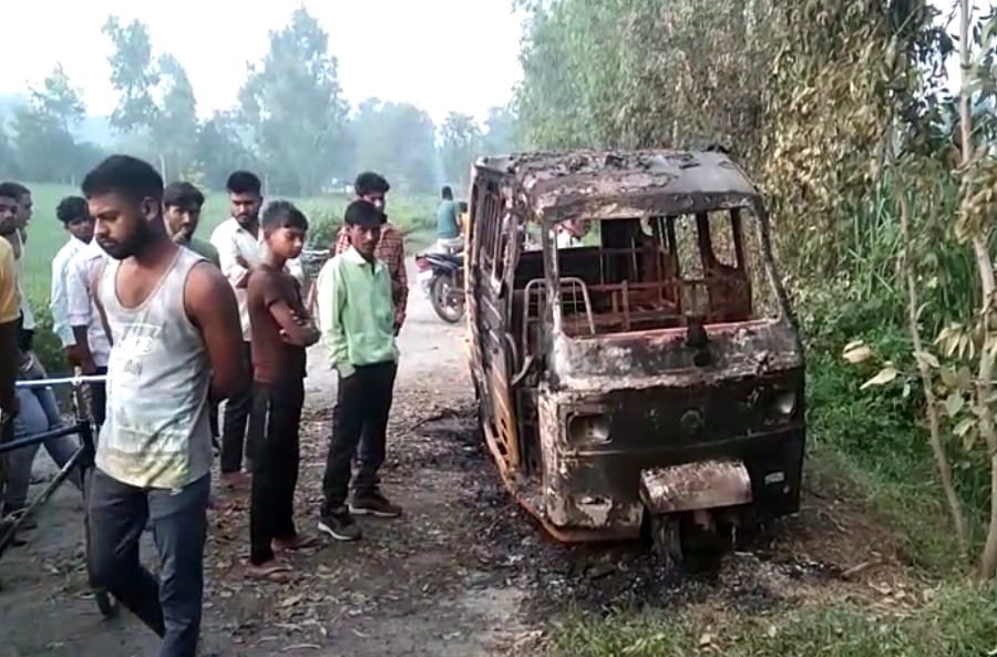 Unclaimed tempo found burnt on Kalinagar road