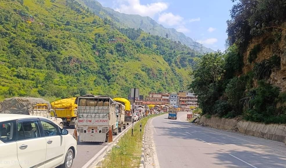 200 vehicles loaded with apples and vegetables were taken out