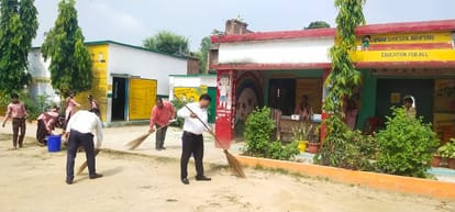 Pilibhit News: बीएसए ने झाड़ू लगाकर शुरू किया स्वच्छता पखवाड़ा BSA started cleanliness fortnight by sweeping brooms