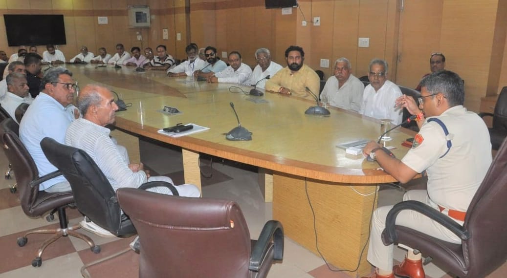 Temporary parking should be made in the city, sectors posts should be restarted