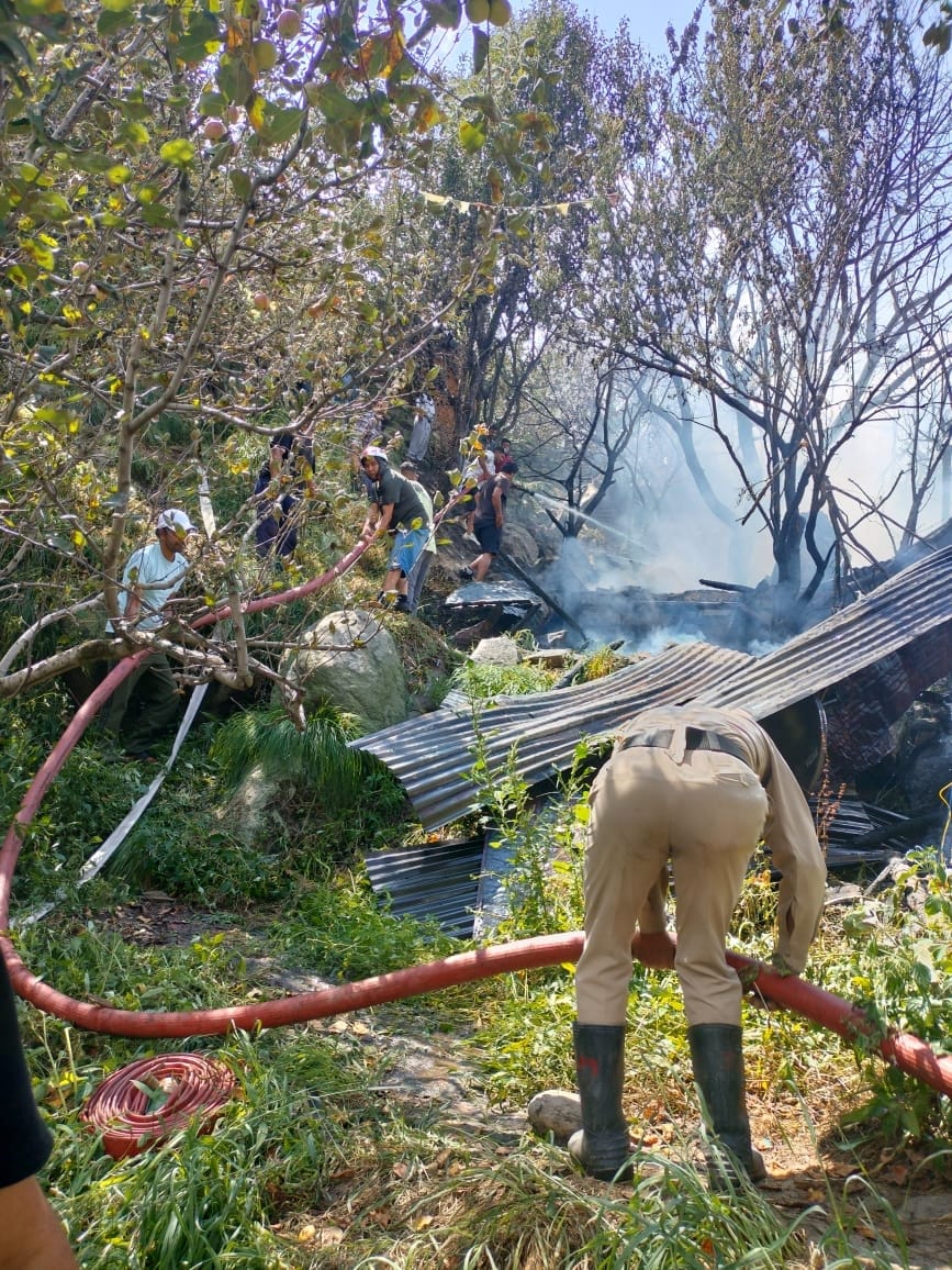 Nine kiosks burnt to ashes in Rangri, cylinders also burst