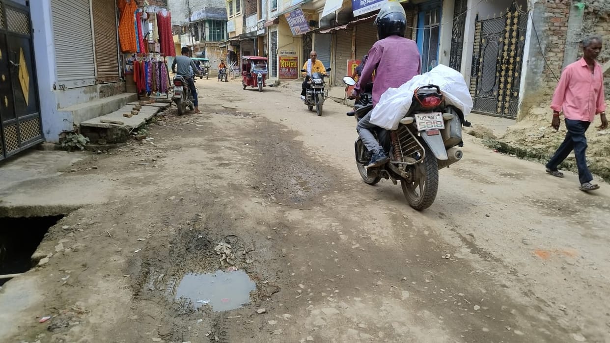 Road broken to make underground drain, dust flying, problems increased