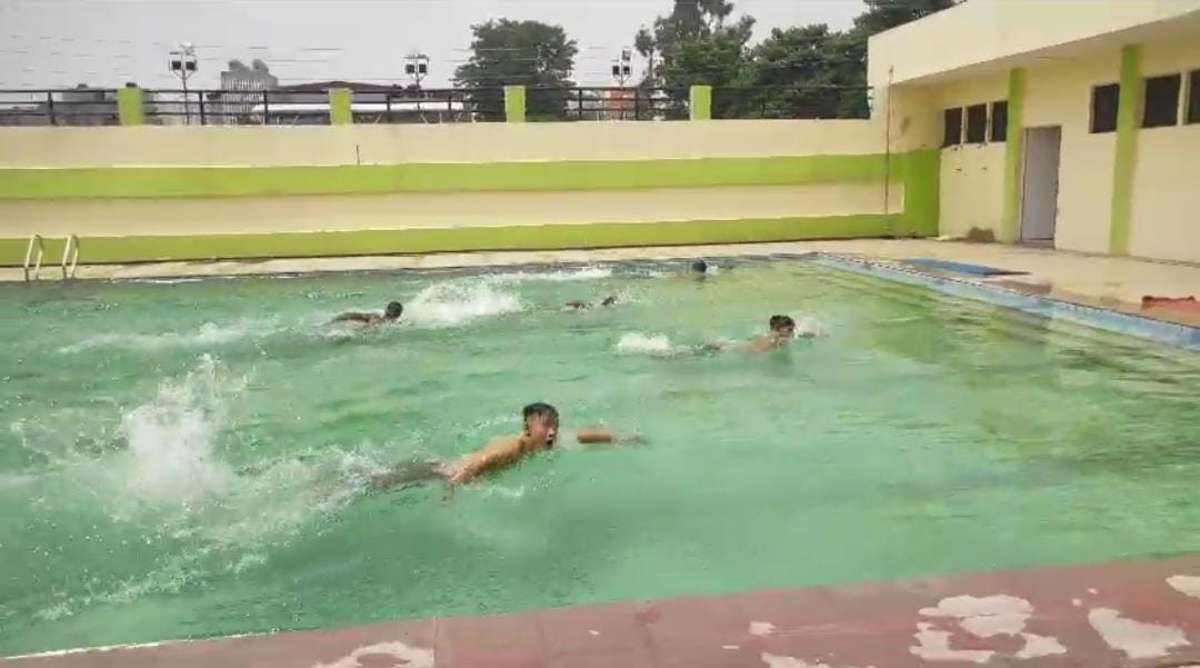 Pilibhit's team wins in the regional swimming competition