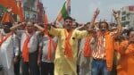 प्रदर्शन में शामिल शिव सेना हिंदुस्तान यूथ विंग के कार्यकर्ता