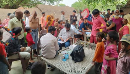Health teams crossed the flood of Ganga and reached the villages, treated 147