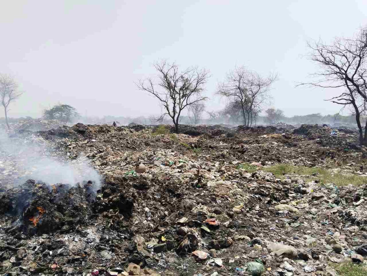 Garbage is being burnt at Municipal Corporation's dumping station, 70 families find it difficult to breathe due to the foul smell