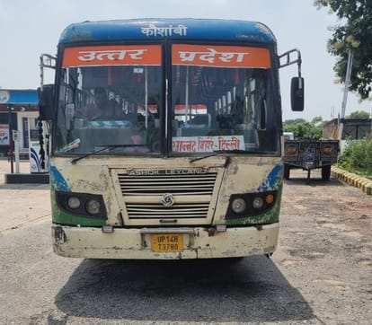 Officers and passengers helpless in front of fake roadways buses