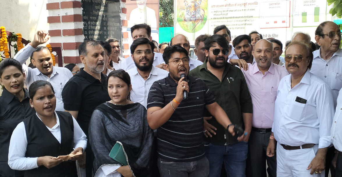 Lawyers of the Civil Bar Association gheraoed the ministers
