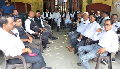 Demonstration of lawyers against the establishment of Munsif Court in Dataganj