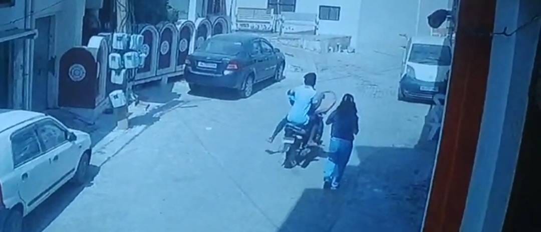 Motorcycle riding youth snatched bag from college student, incident captured in CCTV