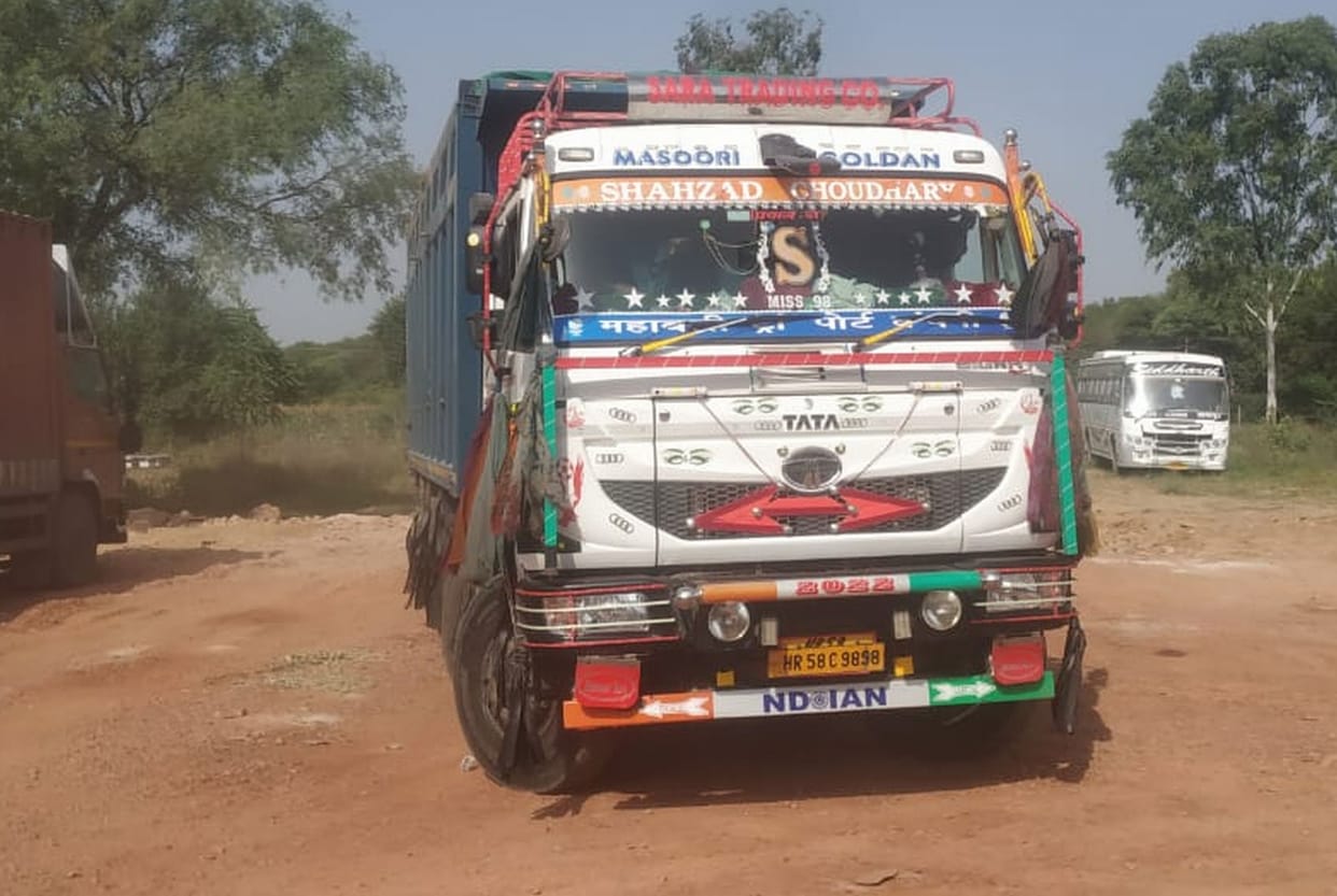 Chief Minister Flying Squad got challan of Rs 98 thousand for overloaded vehicle