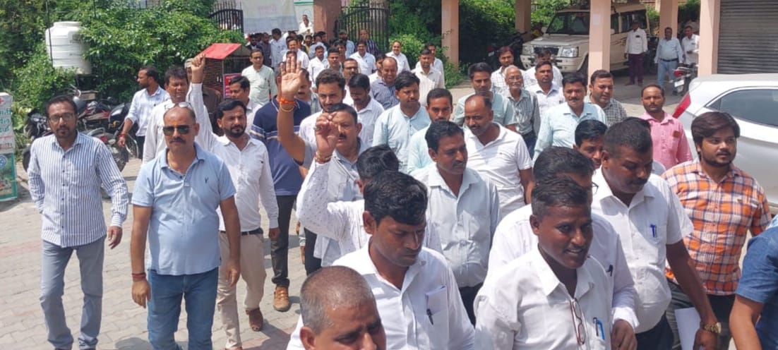 Lawyers took out procession in Puranpur and Bisalpur