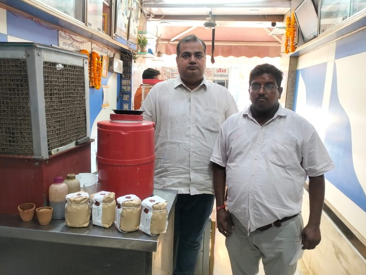 Raid in three shops at Azad Chowk, cold drinks with expiry date found