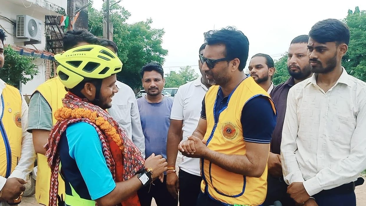 Indian cycle tourist welcomed at the border