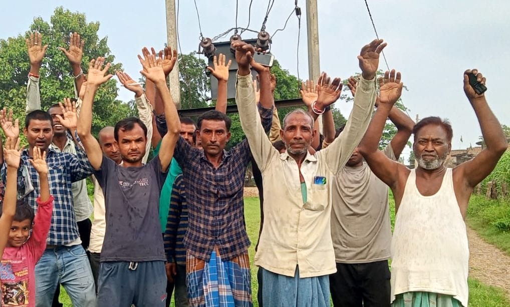 Demonstration of villagers against the apathy of the electricity department