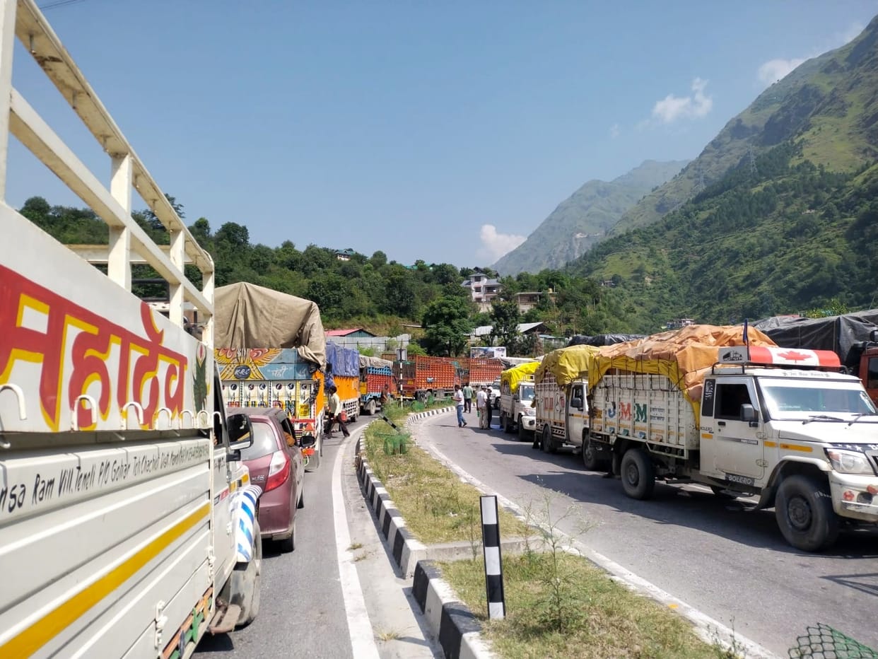 Heavy traffic jam from Panarsa to Thalaut
